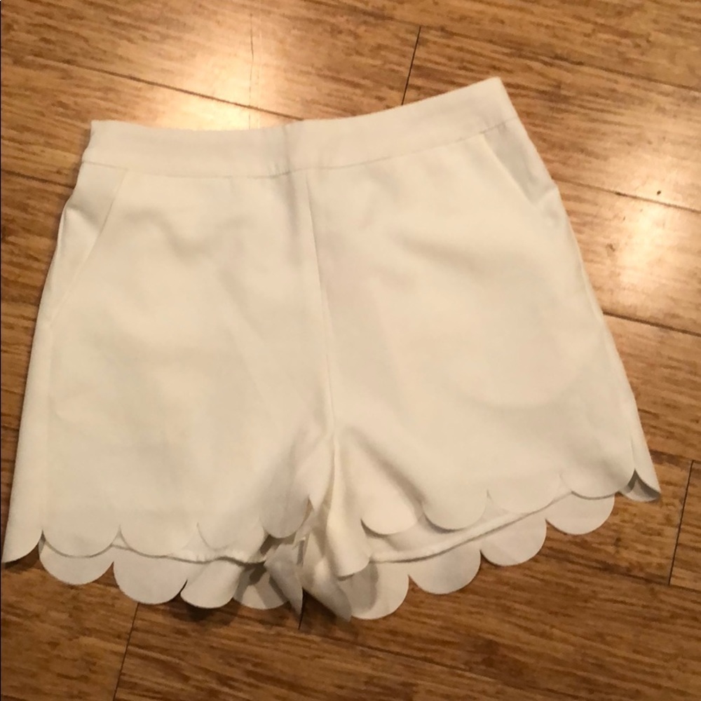 Skies are blue scalloped white shorts XS Lined